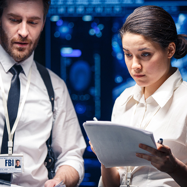 Un homme et une femme examinant un document avec une attention soutenue