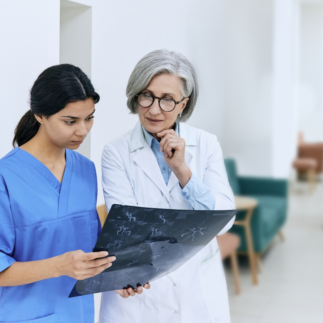 Se ve a un médico con un teléfono móvil en la mano